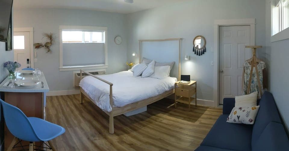 Queen bed & Sofa pull out for 3rd person