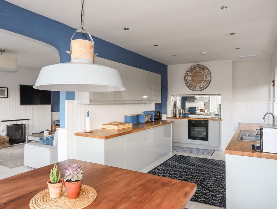 Cottage | Private kitchen | Fridge, dishwasher, electric kettle, toaster