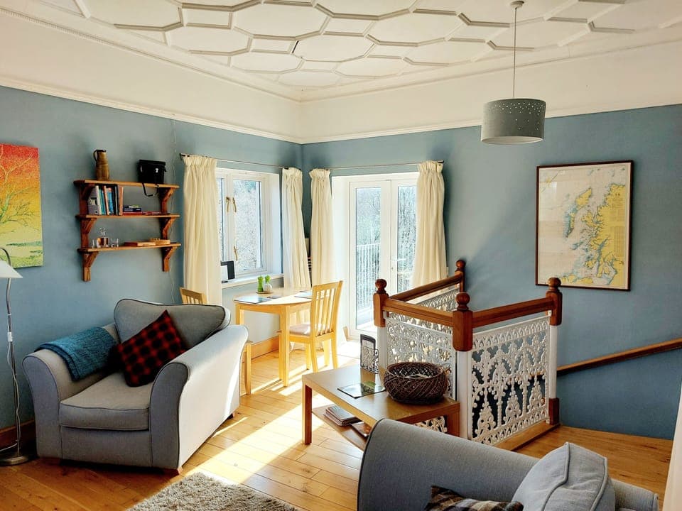 Cabin | Living room | Fireplace