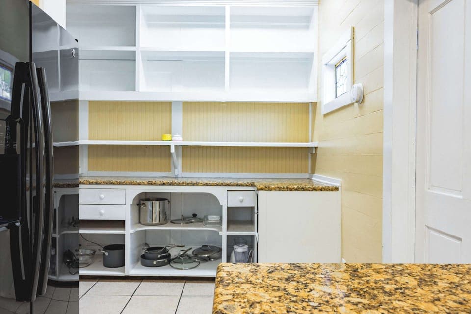 Sweet Caroline - Full Kitchen