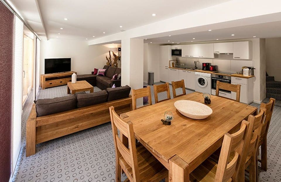 There’s room for everyone at the dining table. Please note photos are representative and actual unit may differ.