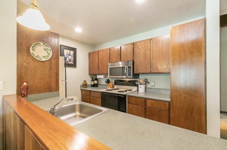 Fully stocked kitchen (crockpot, popcorn popper, rice cooker, toaster)