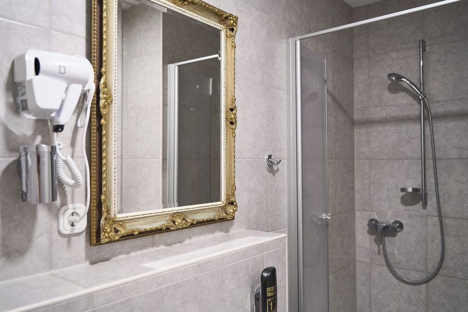 Classic Quadruple Room | Bathroom | Shower, free toiletries, towels, soap