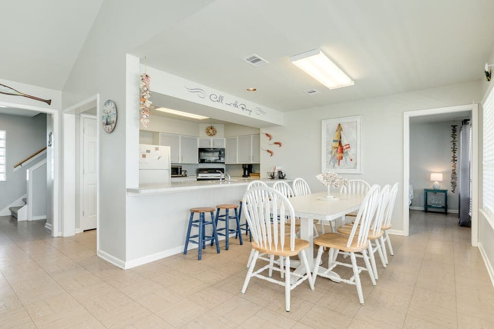 Counter seating for 6 at the breakfast bar