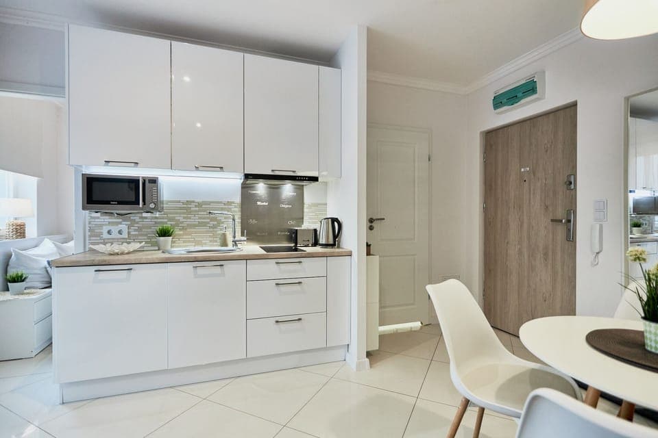 Traditional Apartment | Private kitchen | Cookware/dishes/utensils