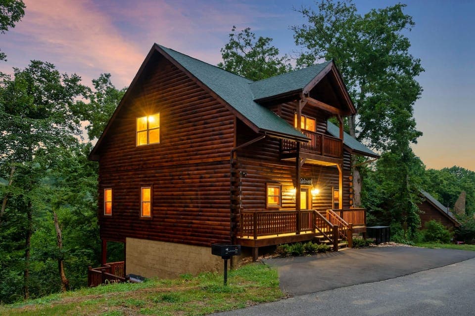 Discover the magic of our cabin at night – a tranquil escape.