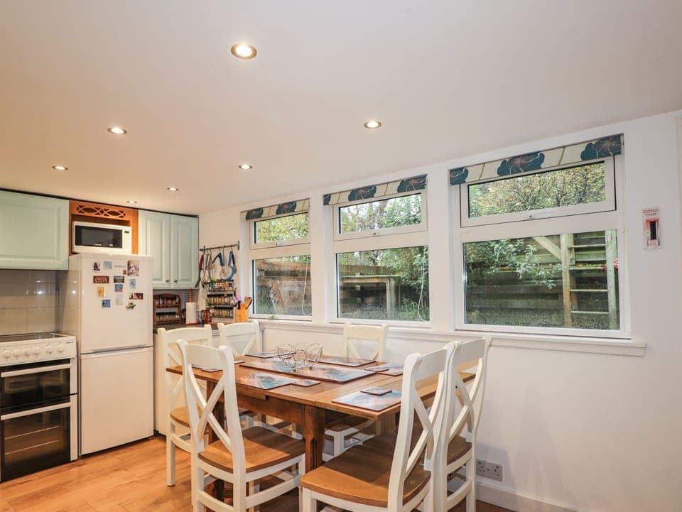 Cottage | Private kitchen | Fridge, cookware/dishes/utensils