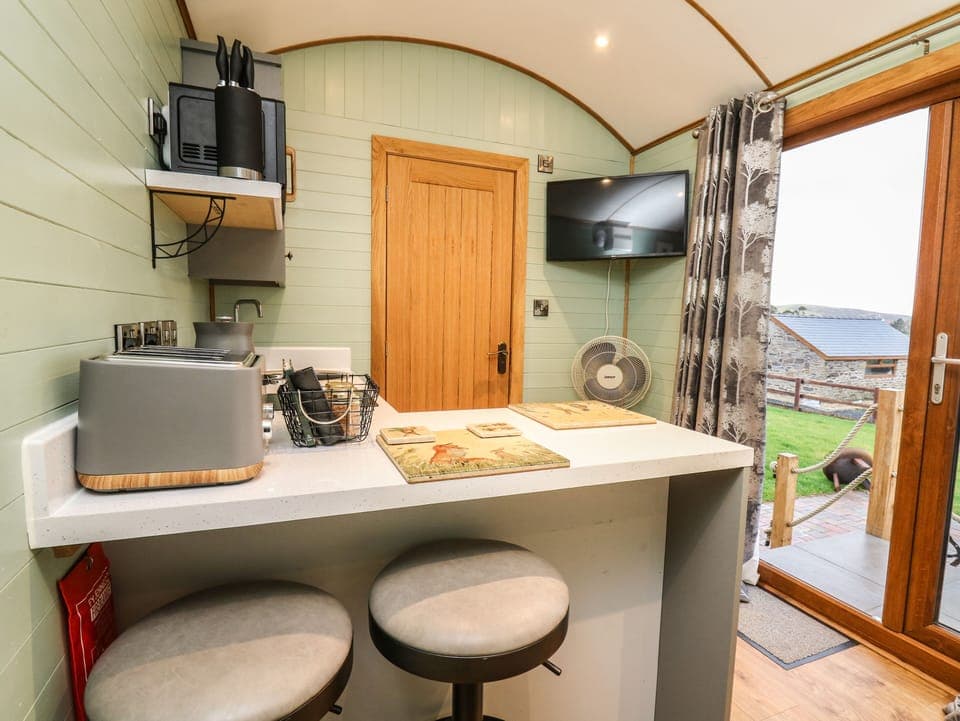 Cottage | Private kitchen | Fridge, electric kettle, cookware/dishes/utensils