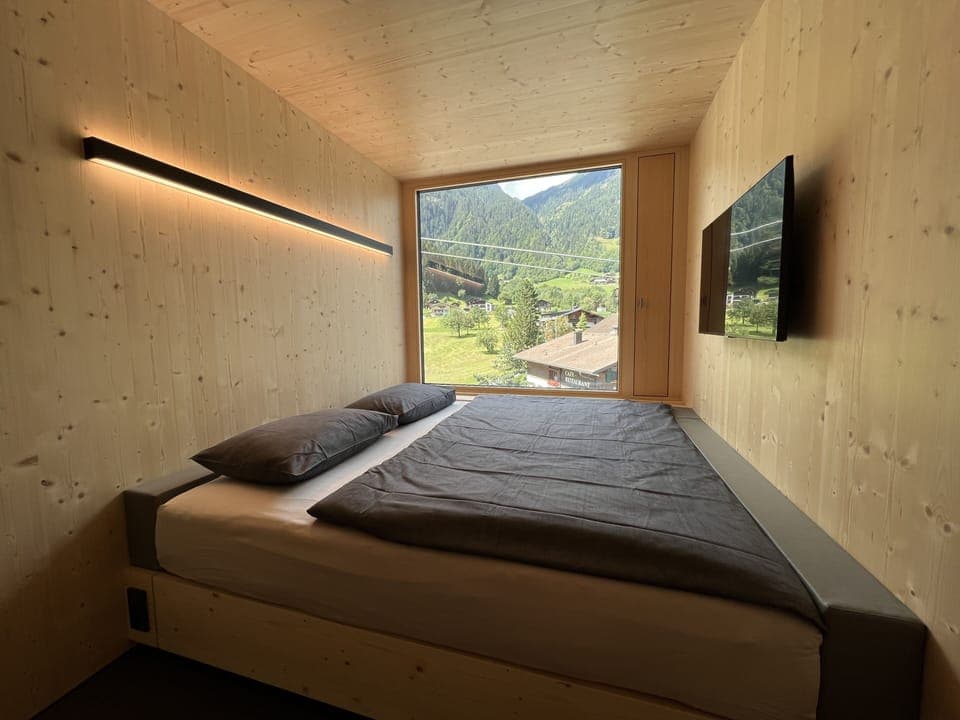 Smart Cabin Top Floor | Hypo-allergenic bedding, soundproofing, free WiFi, bed sheets