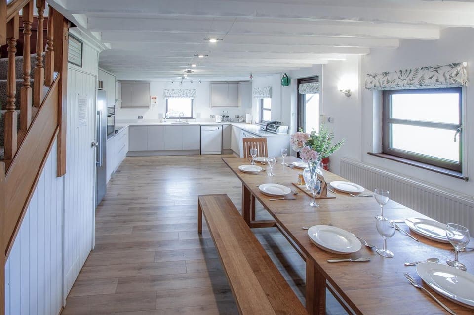 Stormy Castle - 6 Bedroom Sleeps 14 - Llangennith (614)