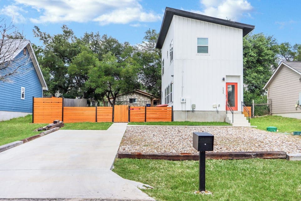 Curbside view of Pitch Perfect!