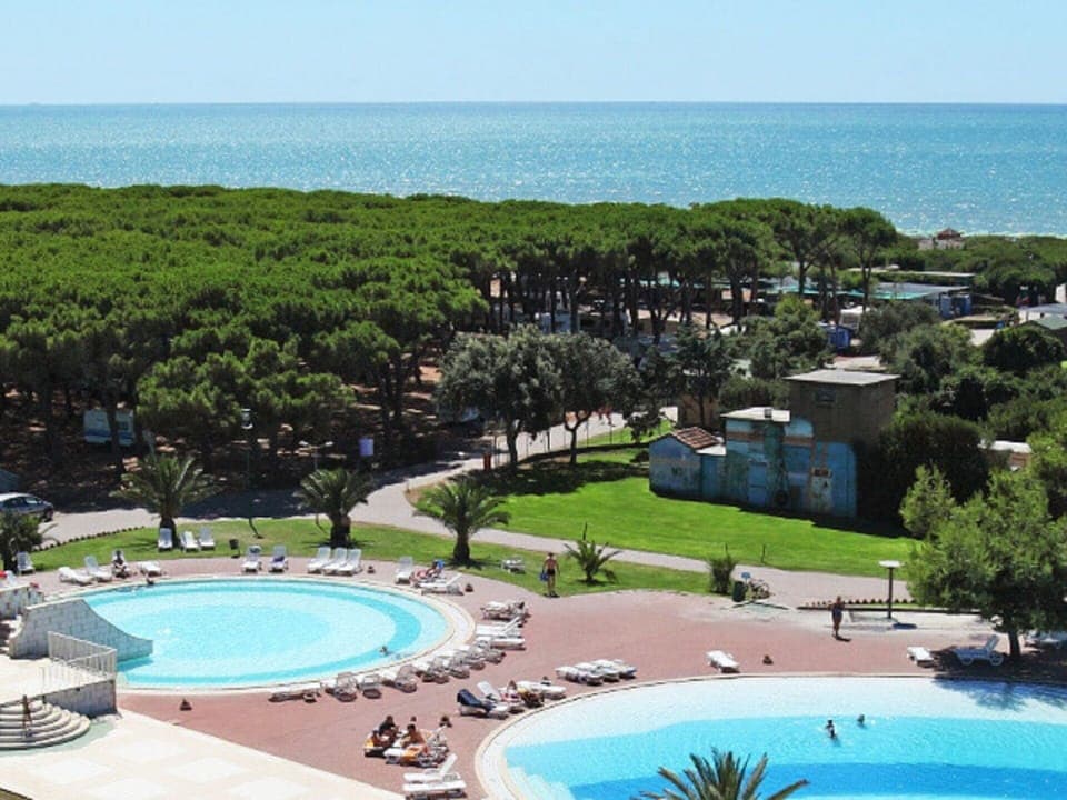 Water, Plant, Sky, Blue, Green, Tree, Azure, Swimming Pool, Urban Design, Landscape