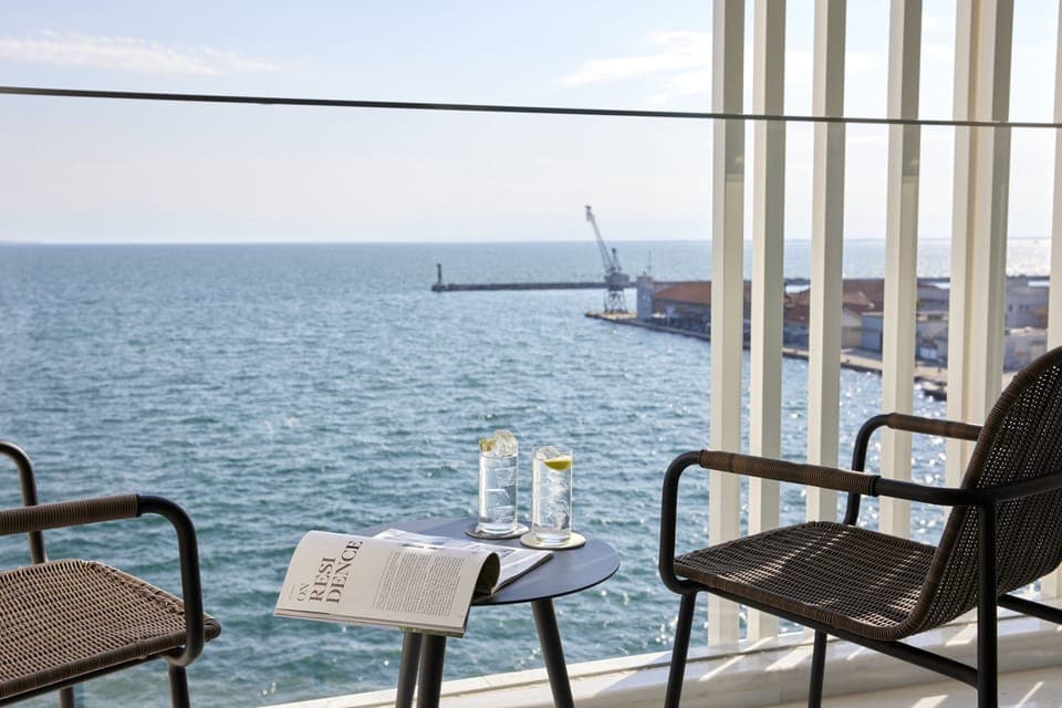 Deluxe Seafront Room with Balcony | Hypo-allergenic bedding, minibar, desk, blackout drapes