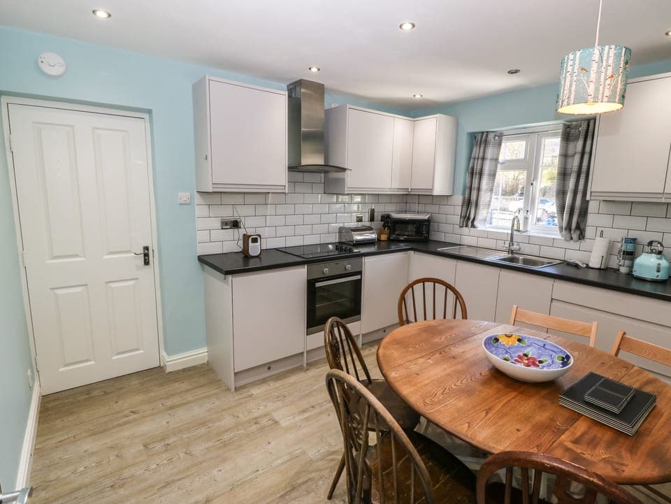 Cottage | Private kitchen | Fridge, electric kettle, toaster, cookware/dishes/utensils