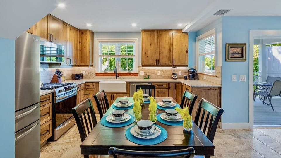 Dining for 6 at the table...