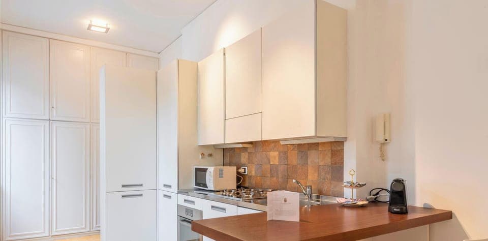 Suite Michelangelo ( Via Saffi 15 ) | Private kitchen | Fridge, microwave, espresso maker, coffee/tea maker