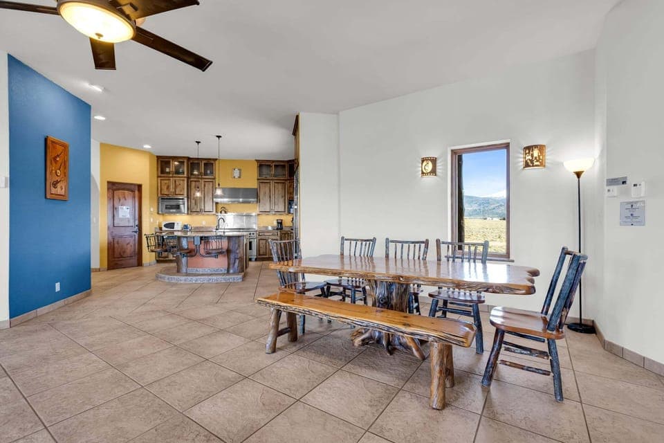 Dining Area
•Seating for 8