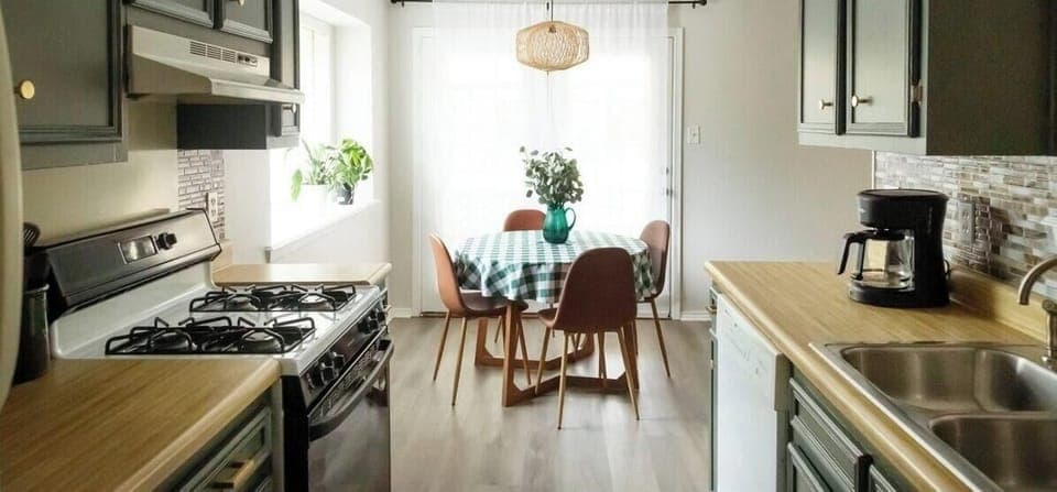 You won't have any issues cooking a great meal here with our gas stove, and all the cooking amenities like pots, pans, casserole dishes, etc.  Coffee & Tea are free amenities for all of our guests. We even have an air fryer for your use.