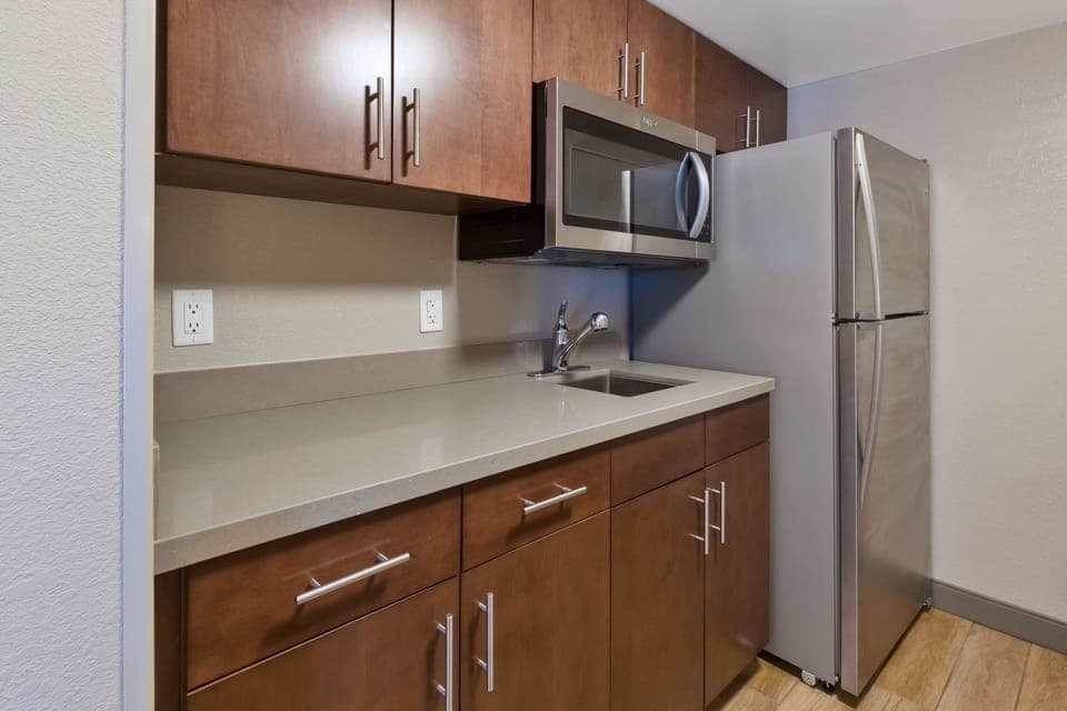 Fridge, coffee/tea maker