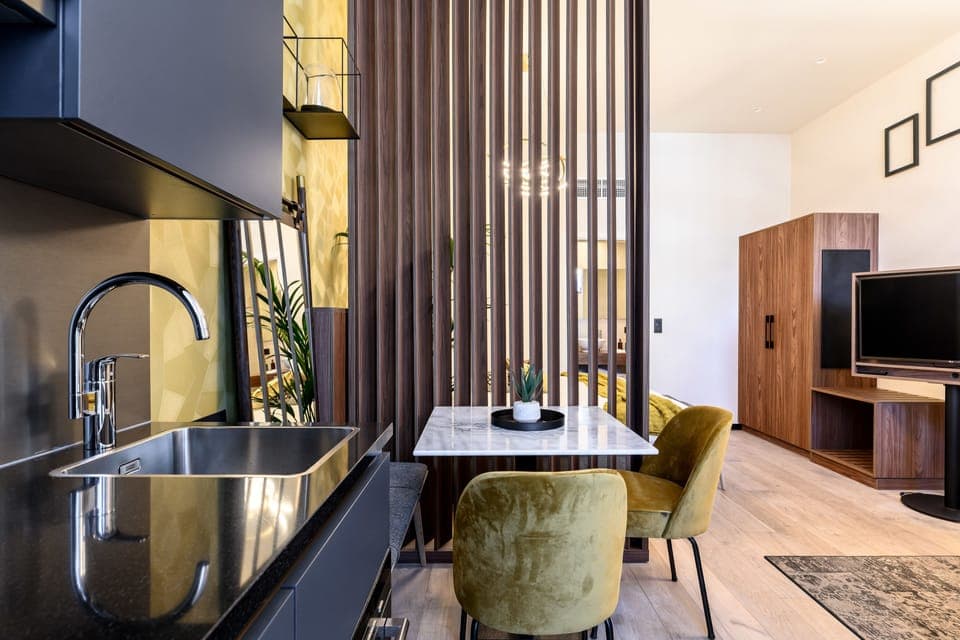 Studio deluxe with kitchen | Private kitchenette | Fridge, coffee/tea maker, electric kettle