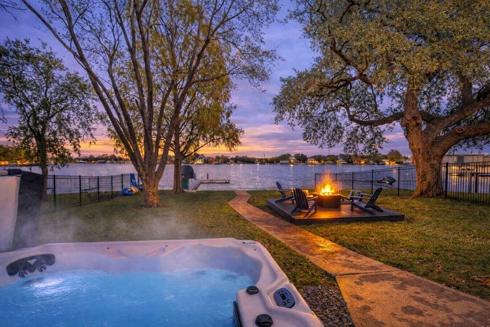 Hottub with lakeviews