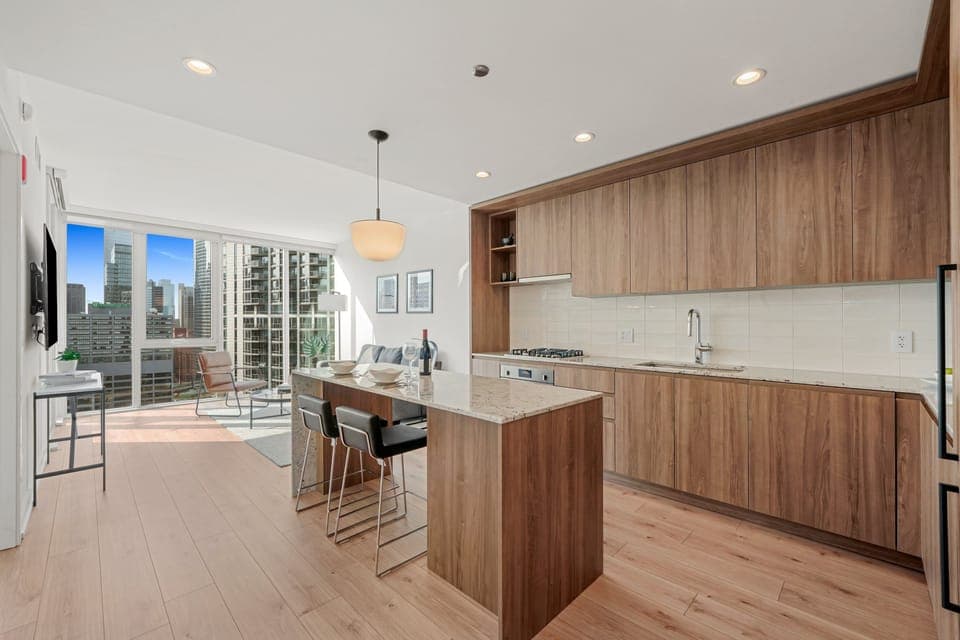 Full-size fridge, microwave, oven, stovetop