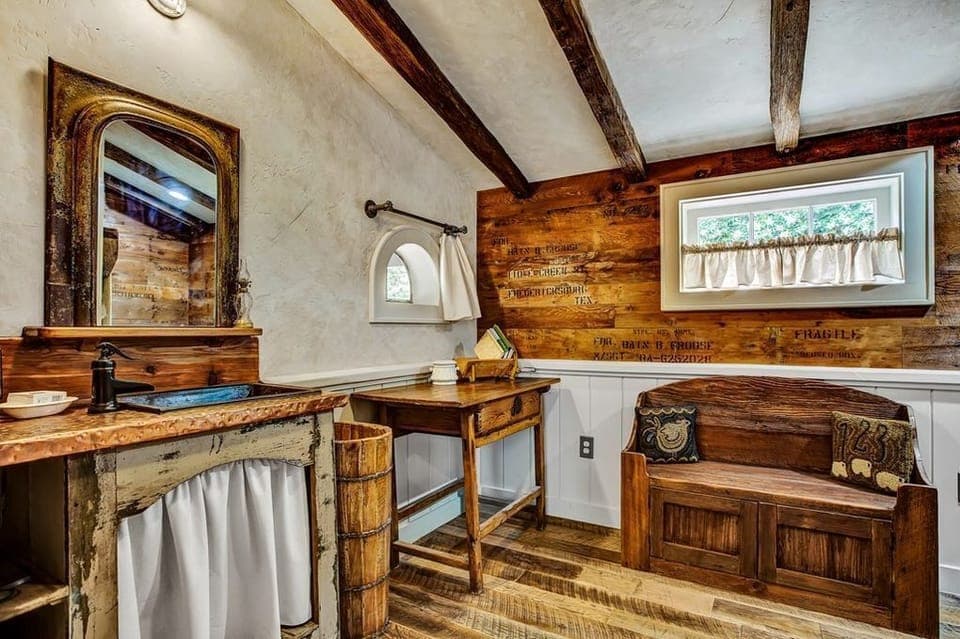 Cabin bathroom seating area