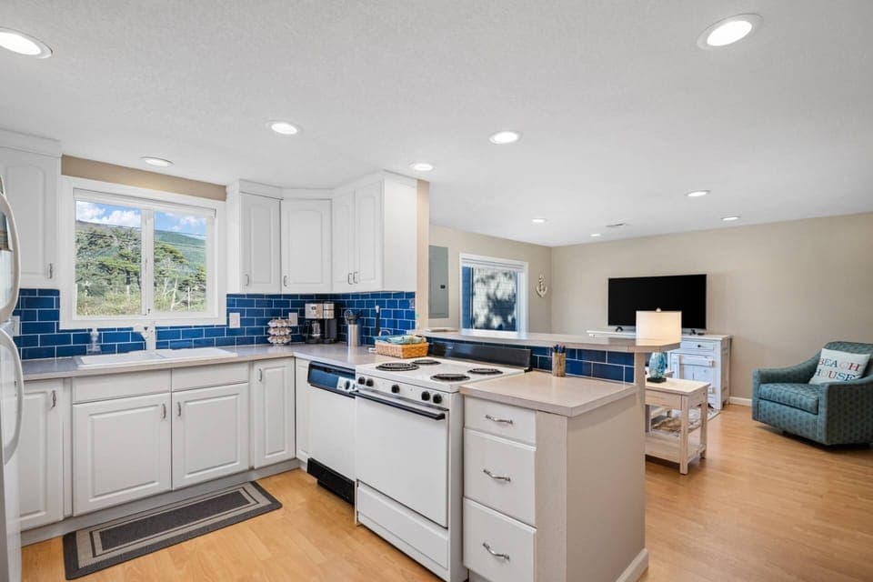 Cook delicious meals for breakfast, lunch, and dinner in this fully equipped kitchen. We suggest grabbing some seafood from a local market.