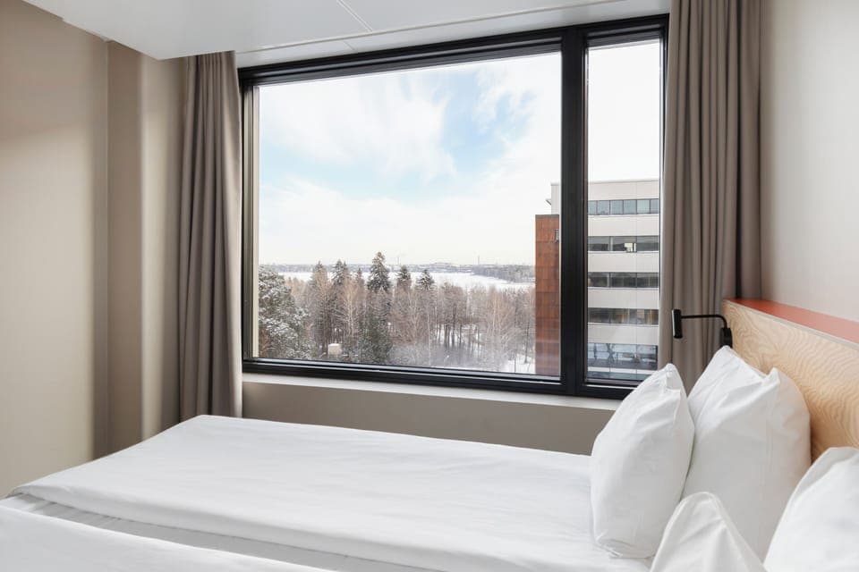 Room, 1 King Bed | Premium bedding, desk, laptop workspace, blackout drapes