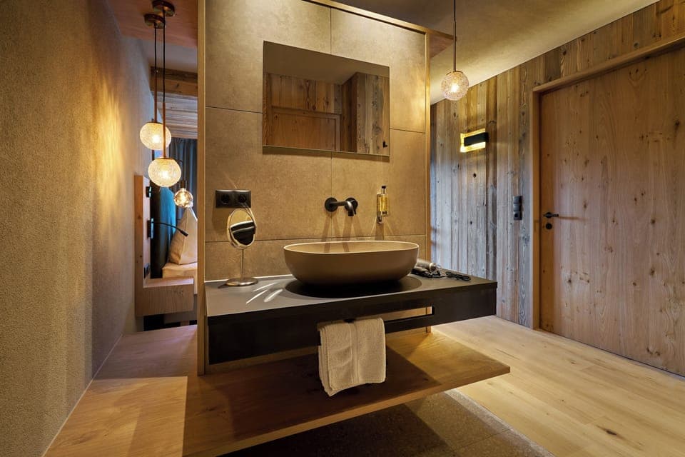 Deluxe Condo, 2 Bedrooms, Balcony | Bathroom | Towels, soap, shampoo, toilet paper