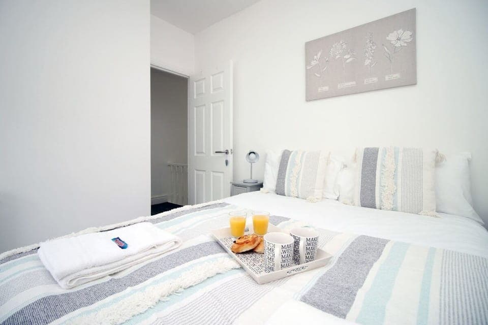 Double bedroom, hotel standard linens