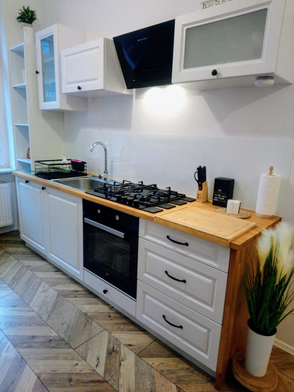 kuchnia, lodowka, kuchenka , piekarnik,  mikrofalówka, wszystkie potrzebne 