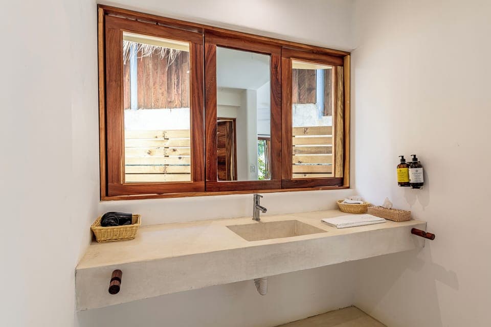 Deluxe Room | Bathroom | Shower, hair dryer, bathrobes, towels