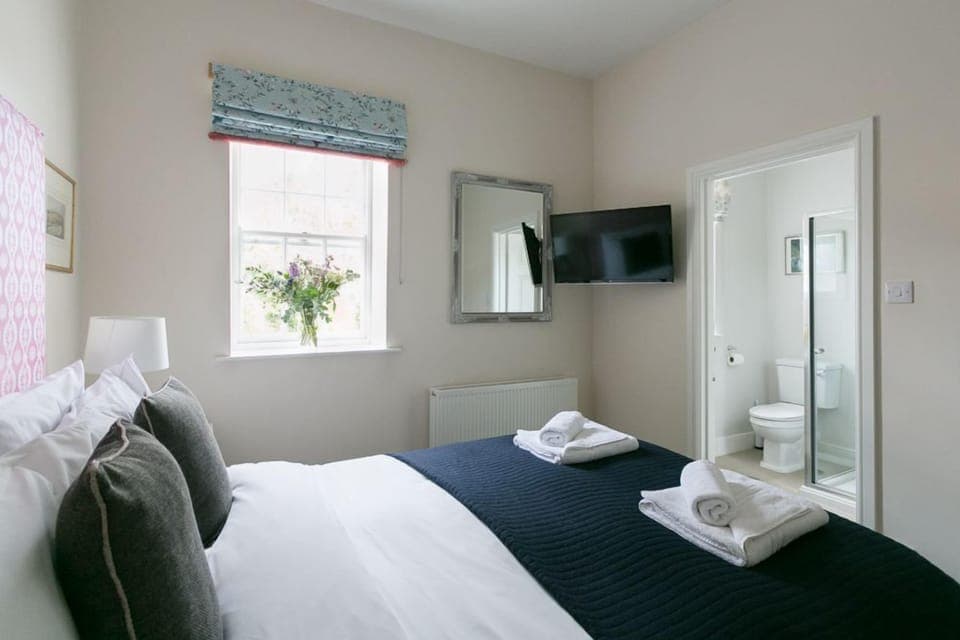 Kingsize bed with small ensuite