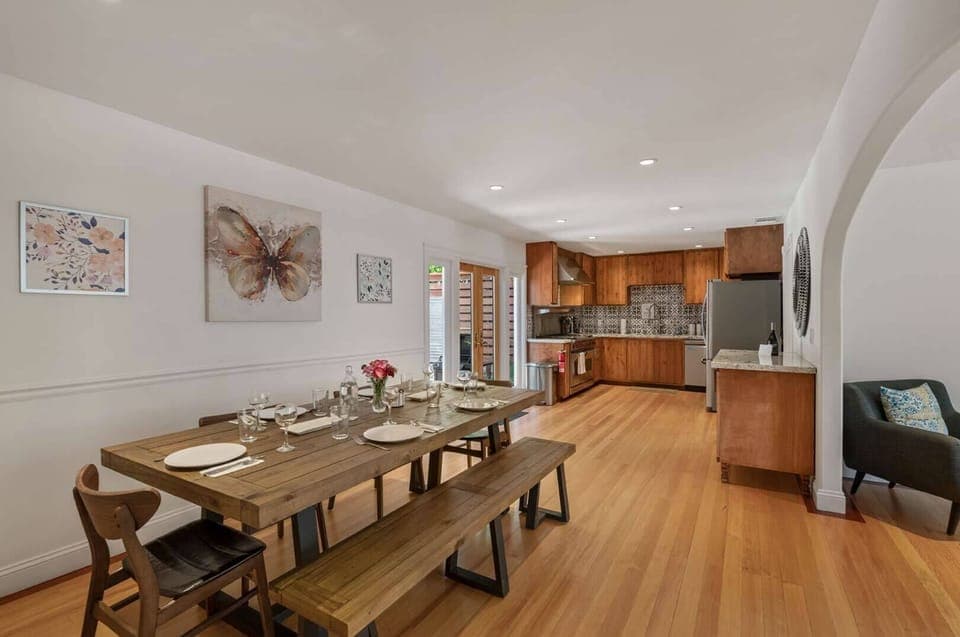 No obstacles between the kitchen and dining - yeah!