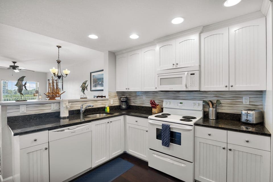 Kitchen, fully stocked with cooking/eating/drinking utensils