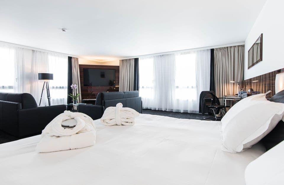 Suite (Privilege) | Minibar, in-room safe, desk, laptop workspace