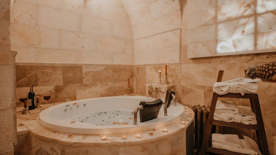 KALE ROOM | Bathroom amenities | Combined shower/tub, jetted tub, rainfall showerhead, free toiletries