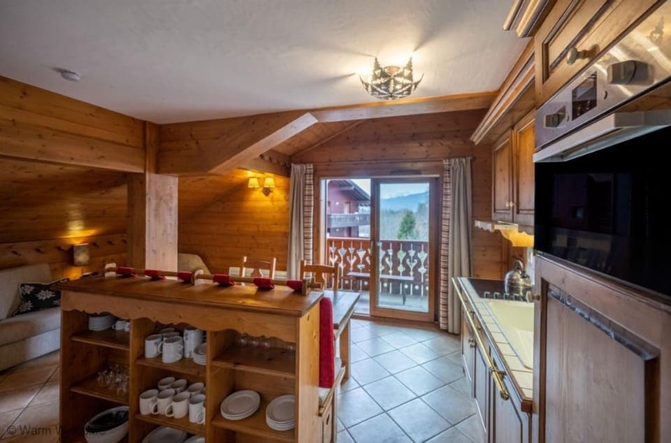 OPEN PLAN LIVING AREA