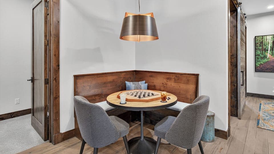 mid level bfast nook