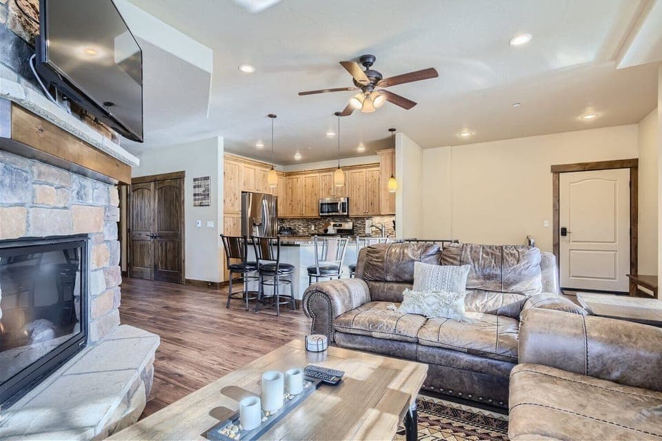 COM15 Upper Living
