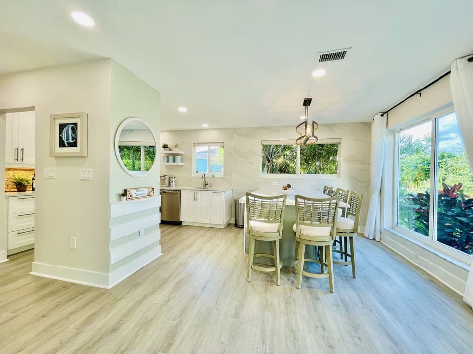 Large sitting area for 6 next to the kitchen