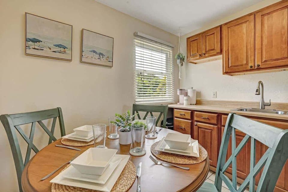 Our upstairs Fun Zone is versatile! It’s perfect for endless fun with board games or can serve as an extra dining space for those who appreciate a bit of privacy. Enjoy cozy meals or game nights at Casa Palmera!

