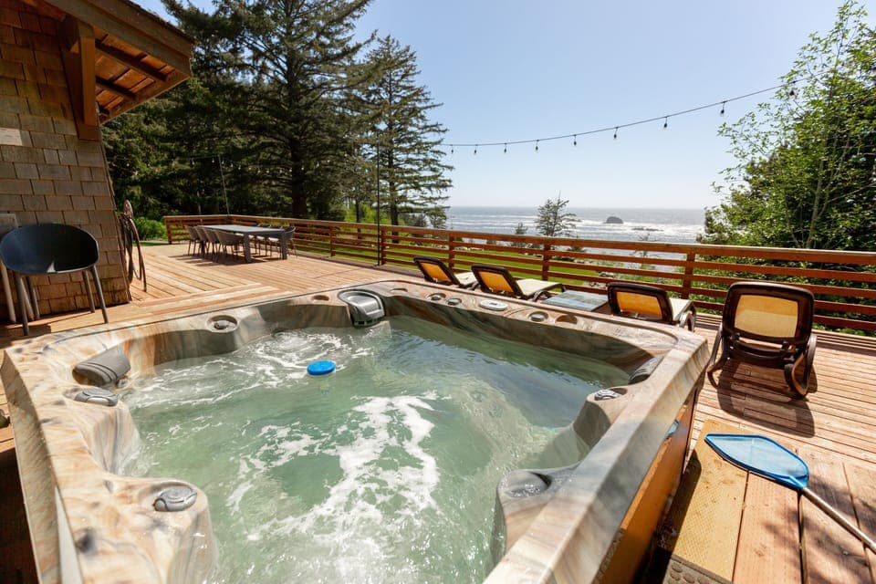 House, Private Bathroom, Ocean View (Byrdies) | Outdoor spa tub