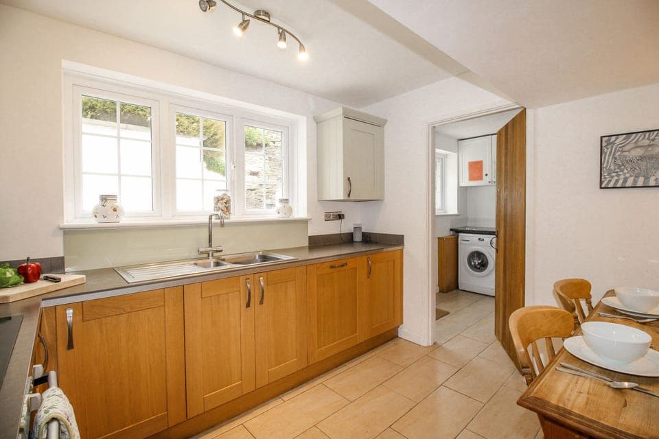 Cottage | Private kitchen | Fridge, dishwasher, electric kettle, toaster