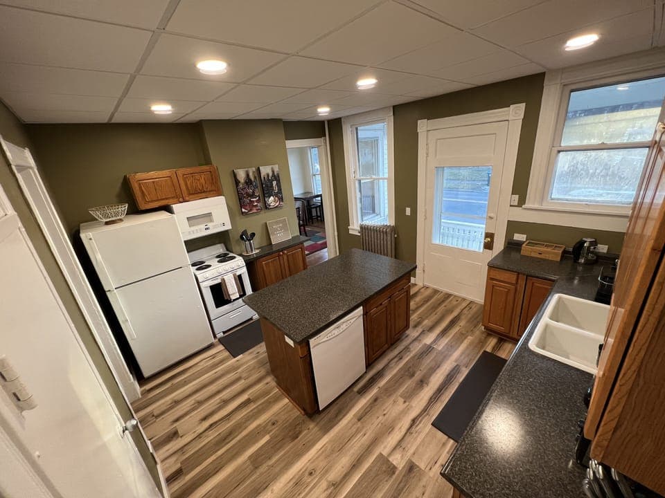 Kitchen Photo 2