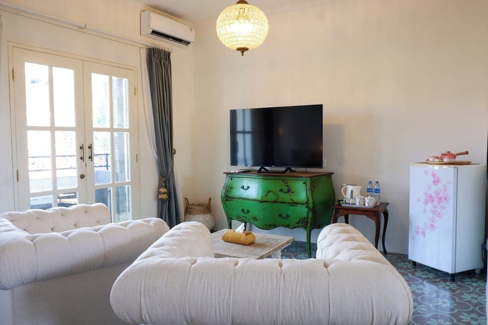 Junior Room | Living area | 32-inch LED TV with cable channels, TV