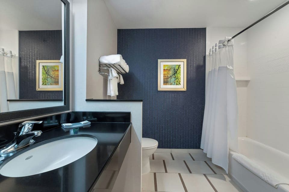 Combined shower/tub, hair dryer, towels