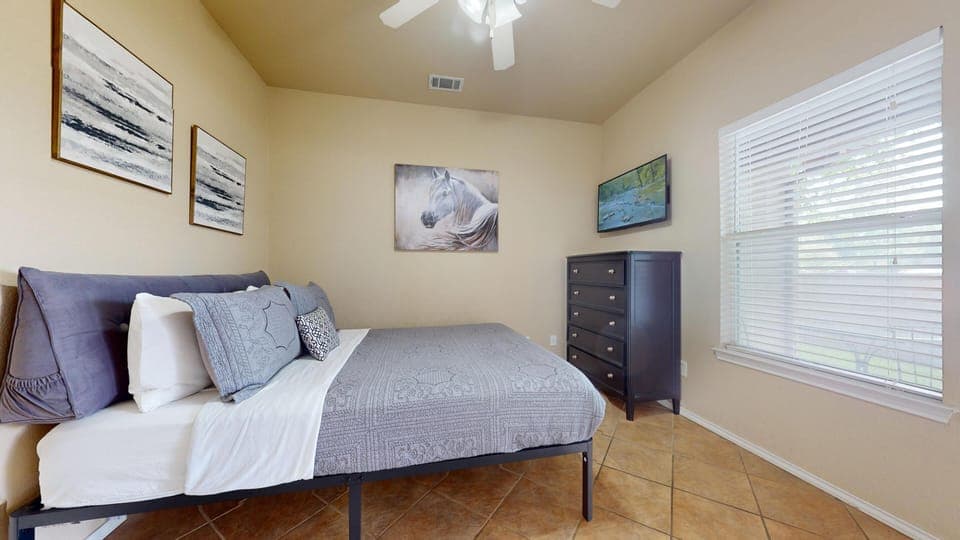 Bedroom with queen size bed