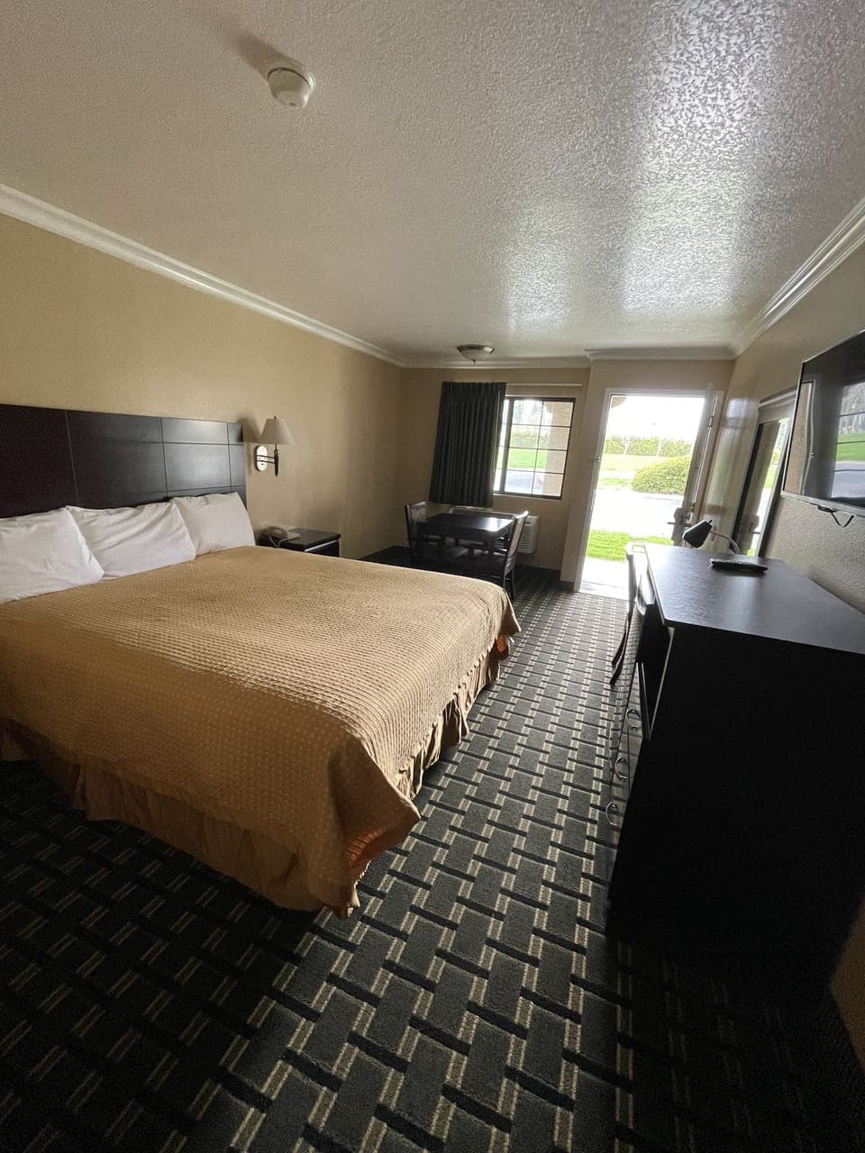 Desk, laptop workspace, free WiFi, bed sheets